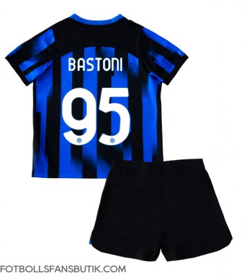 Inter Milan Alessandro Bastoni #95 Replika Hemmatröja Barn 2023-24 Kortärmad (+ Korta byxor)